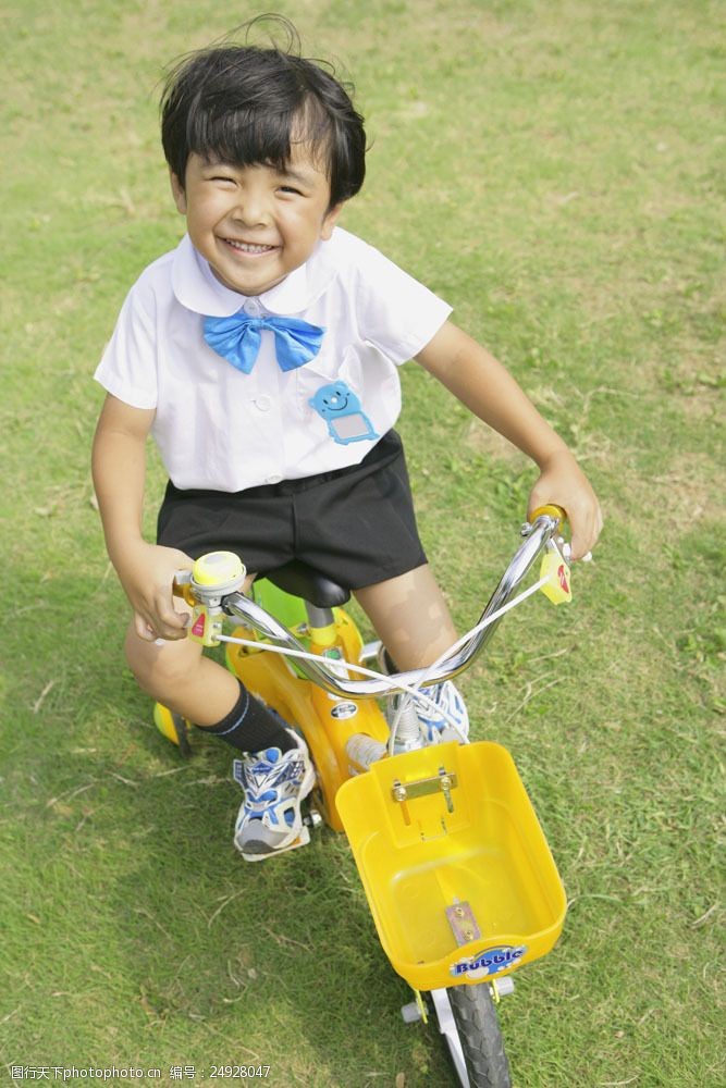 骑友骑自行车的小朋友图片