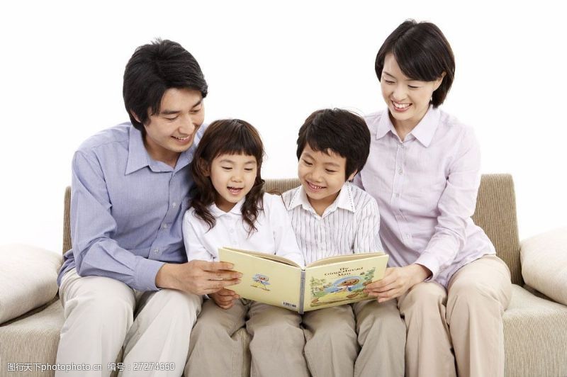 家庭成员沙发上看画册一家人图片