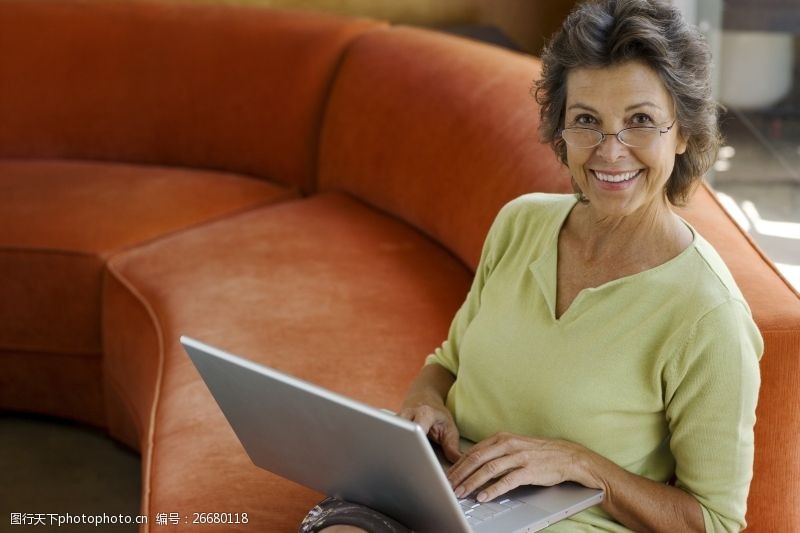 晚年生活上网的女人图片