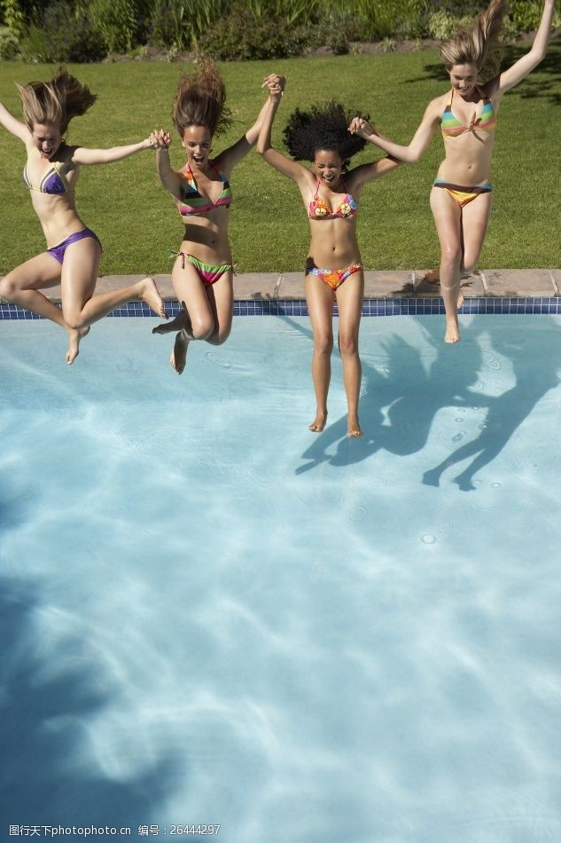 微笑跳向游泳池的女孩们图片