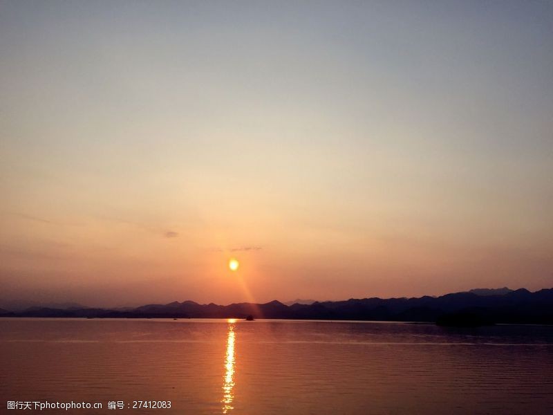 夕阳落日唯美湖边日落风景图片