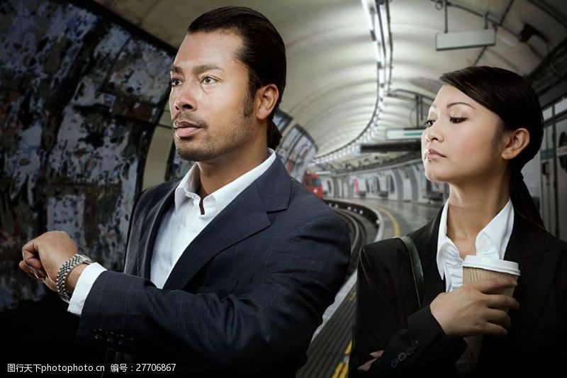 熟茶在地铁等车的成熟男人和时尚美女图片图片
