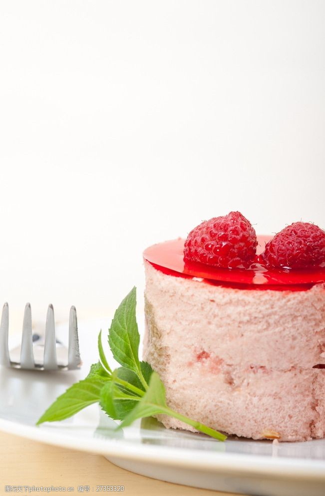 酱香酒草莓蛋糕图片