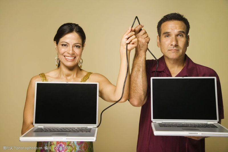 微电影电脑与举着网线的外国情侣图片