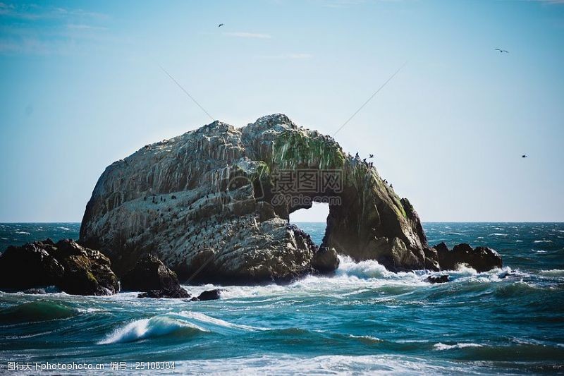 beach灰绿色和黑色岩石在水体
