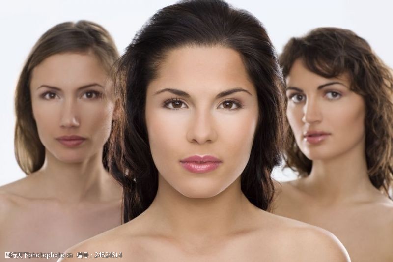 护肤造型妩媚动人的三个外国美女图片