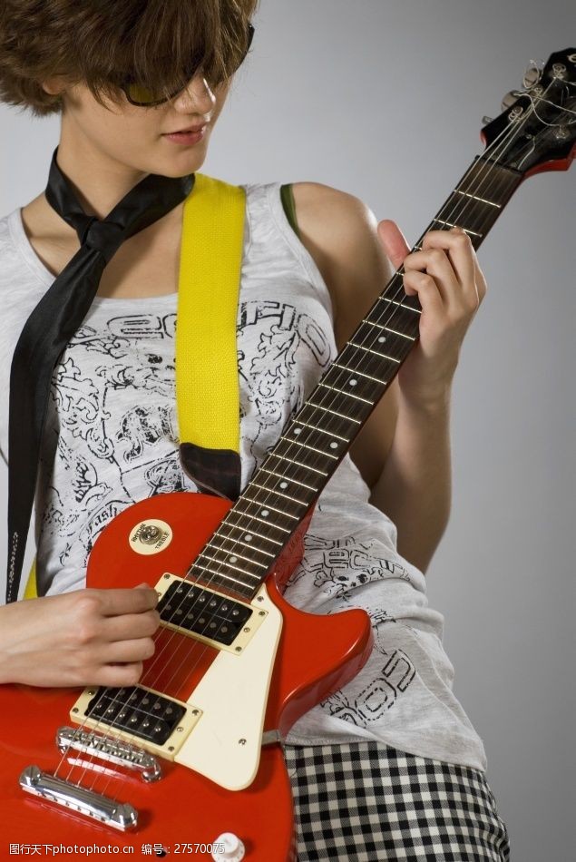 摇滚乐队弹奏电子吉它的外国美女图片图片