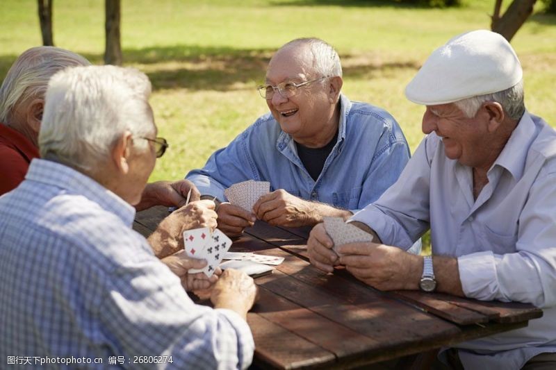 晚年生活公园打扑克的老人年图片