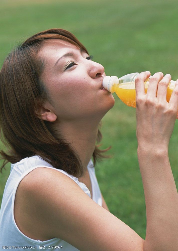 假日休闲女性喝橙汁的美女图片