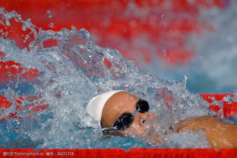游泳比赛水花喷溅与游泳运动员图片