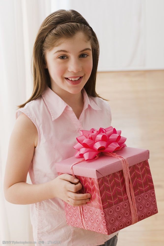 微笑礼物抱着礼物的小女孩图片