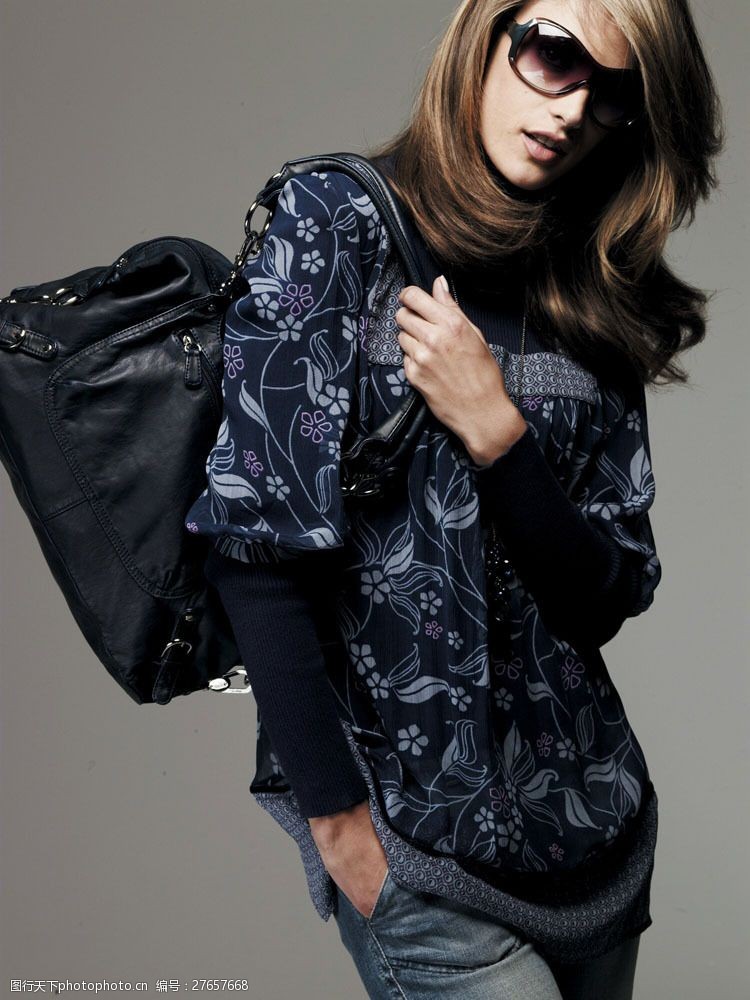 女性挎包背着挎包的外国时装模特美女图片