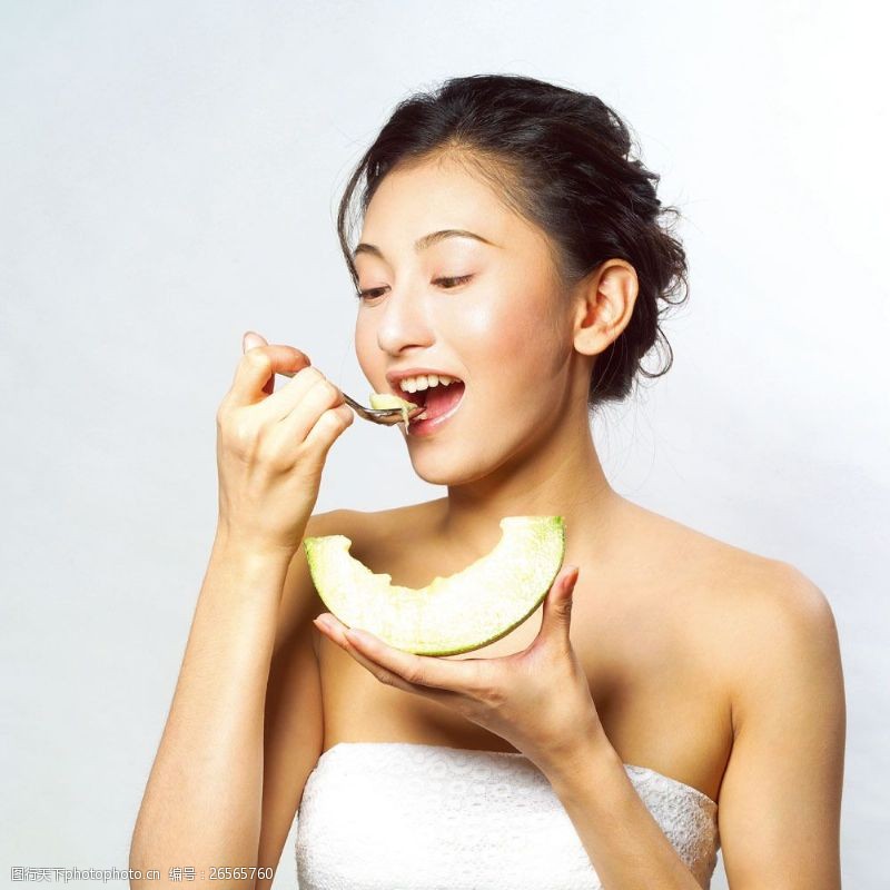 瘦身模特吃水果的健康美女图片