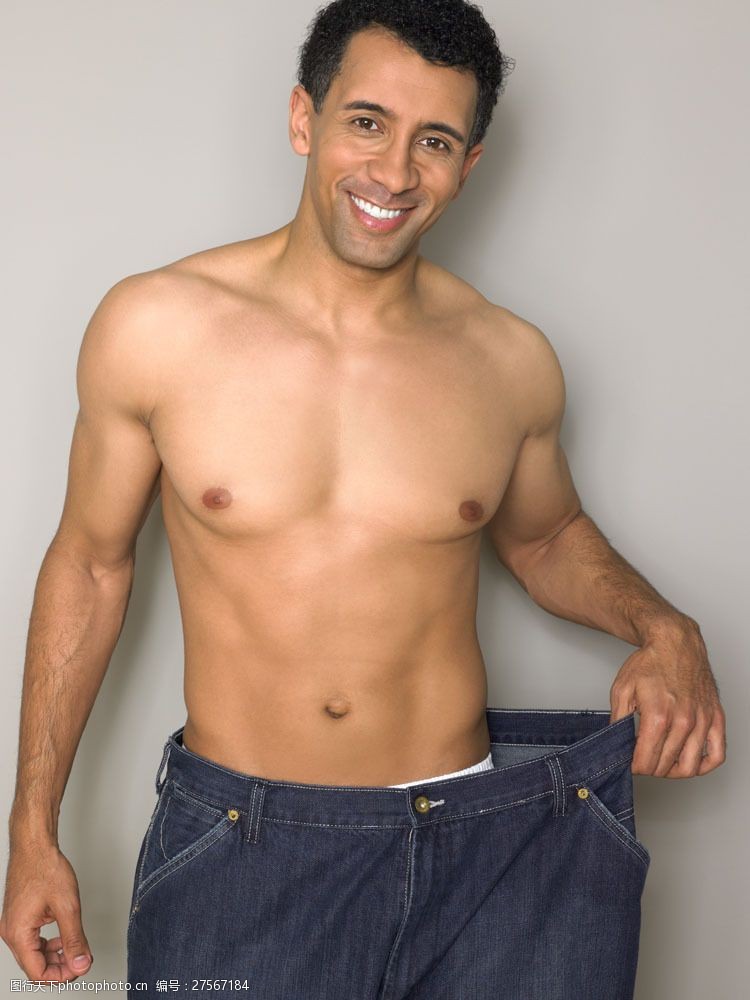 健身裤穿牛仔裤微笑的外国男性图片
