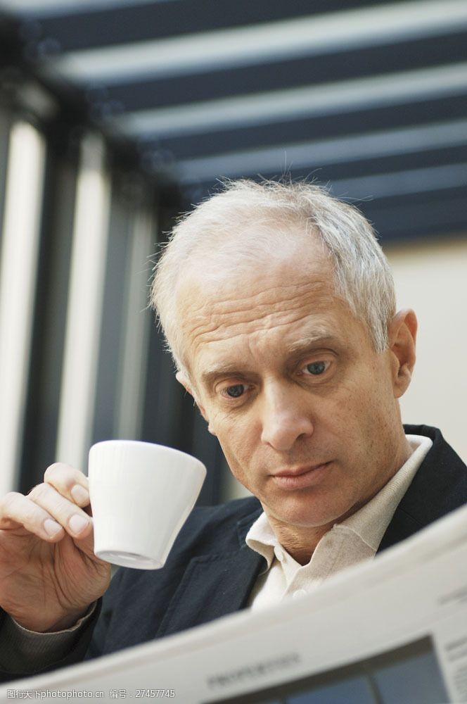 成功男士喝咖啡的商务男士图片