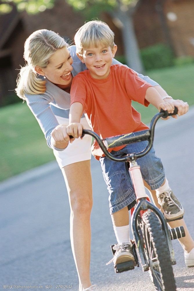 学自行车的小孩教儿子骑自行车的母亲图片