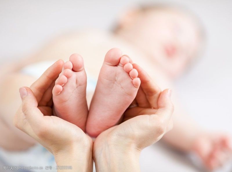 婴儿脚捧在手心里的婴儿双脚图片