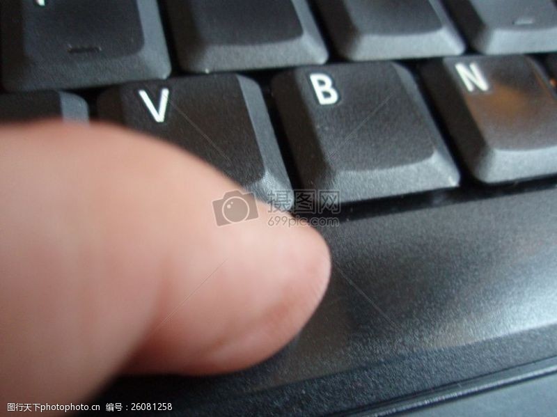 红色的按钮手指下的黑色键盘