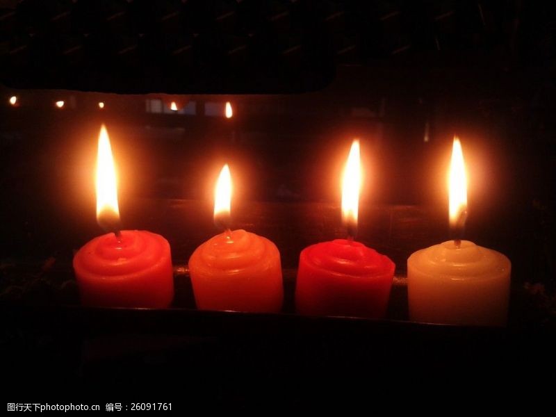 烛火唯美点燃蜡烛图片