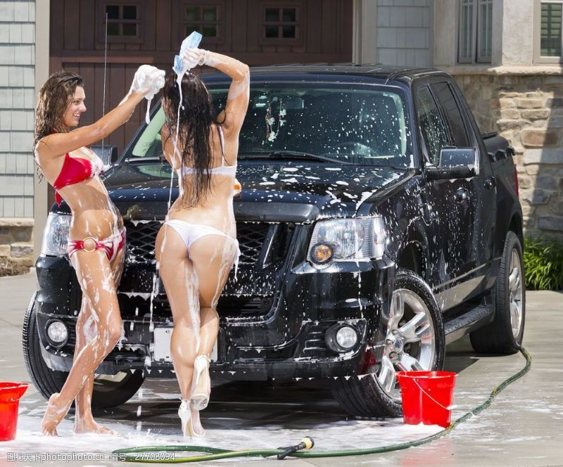 比基尼辣妹洗车的性感美女图片