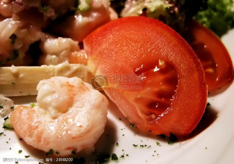切片西红柿和虾肉