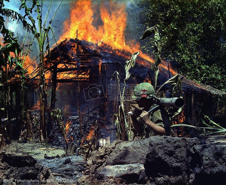 战争中燃烧的房子