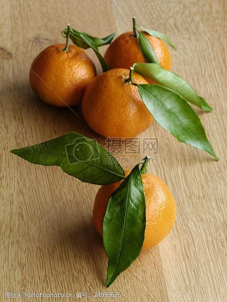橙色叶子桌子上的橘子
