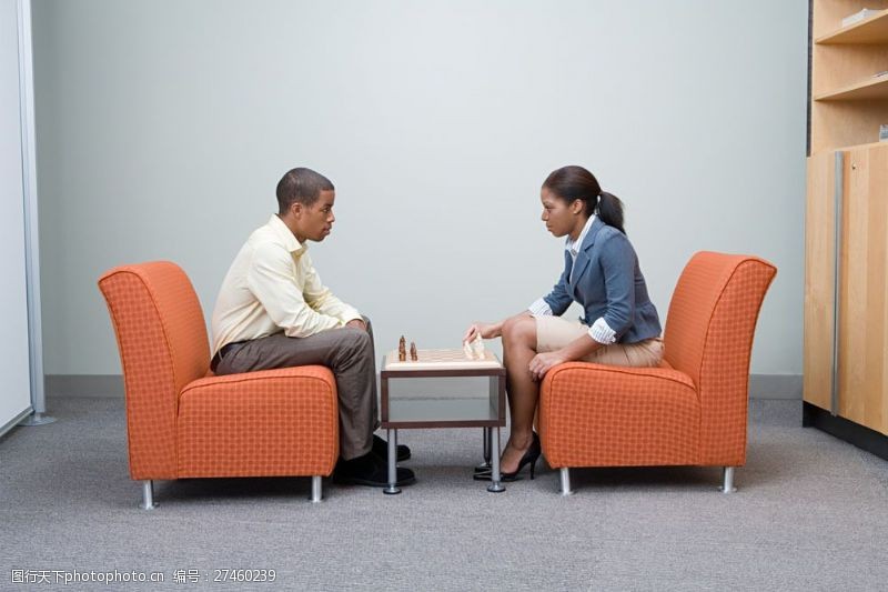 下棋人坐在沙发上下棋的商务男女图片