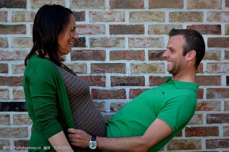 妊娠怀孕的女性和男人