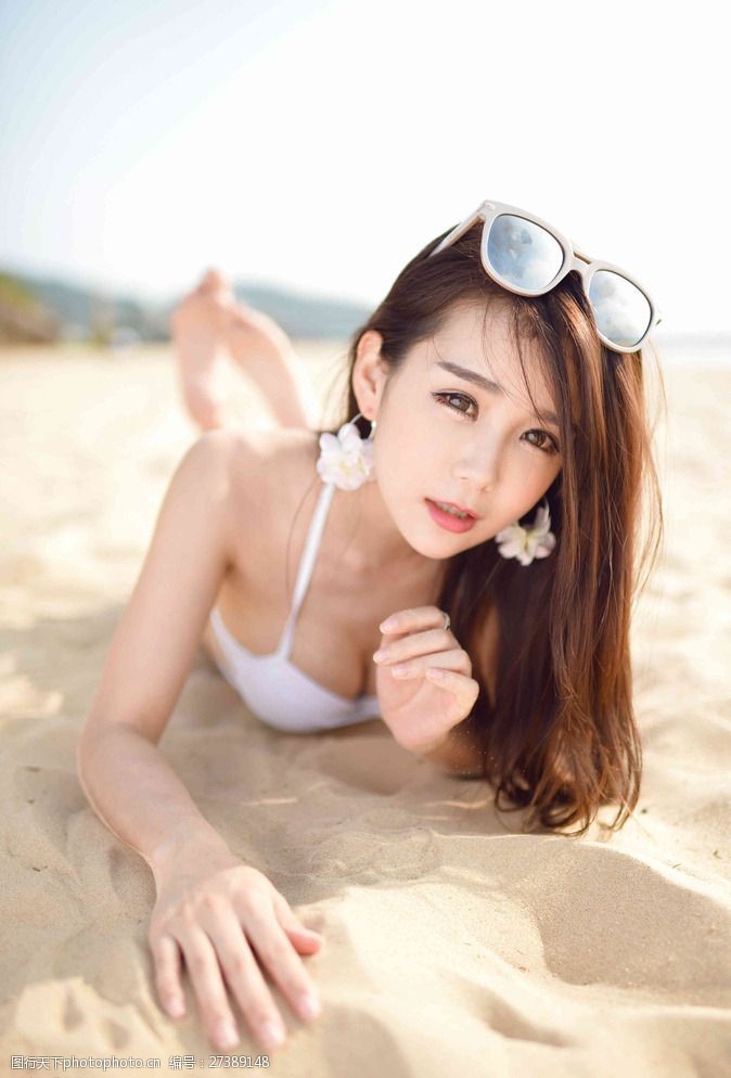 泳衣模特沙滩美女图片