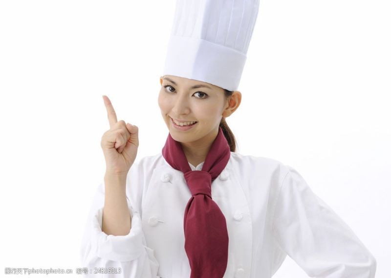 切片伸出手指的美女厨师图片