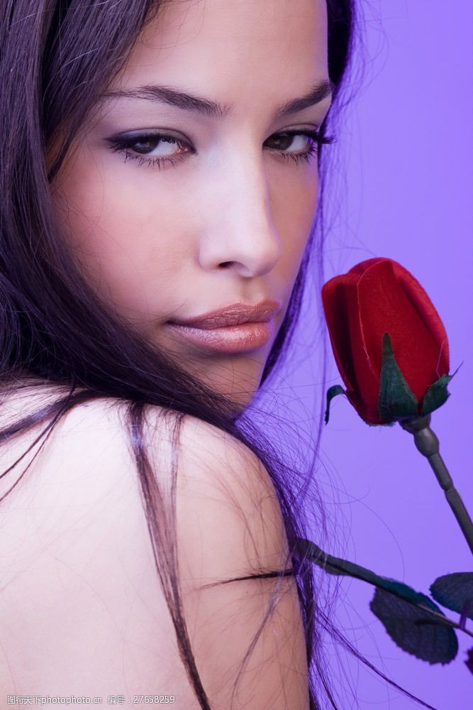 外国女人手拿玫瑰的时尚美女图片