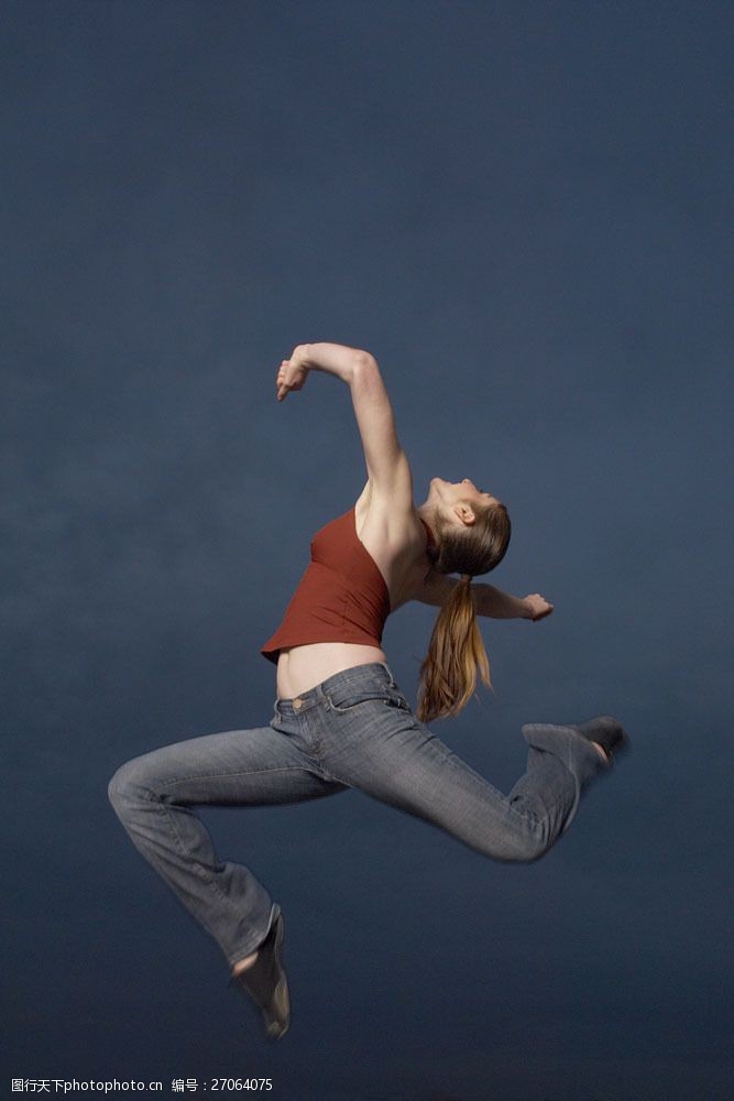 跃动的活力腾空跳跃的外国美女舞蹈演员图片
