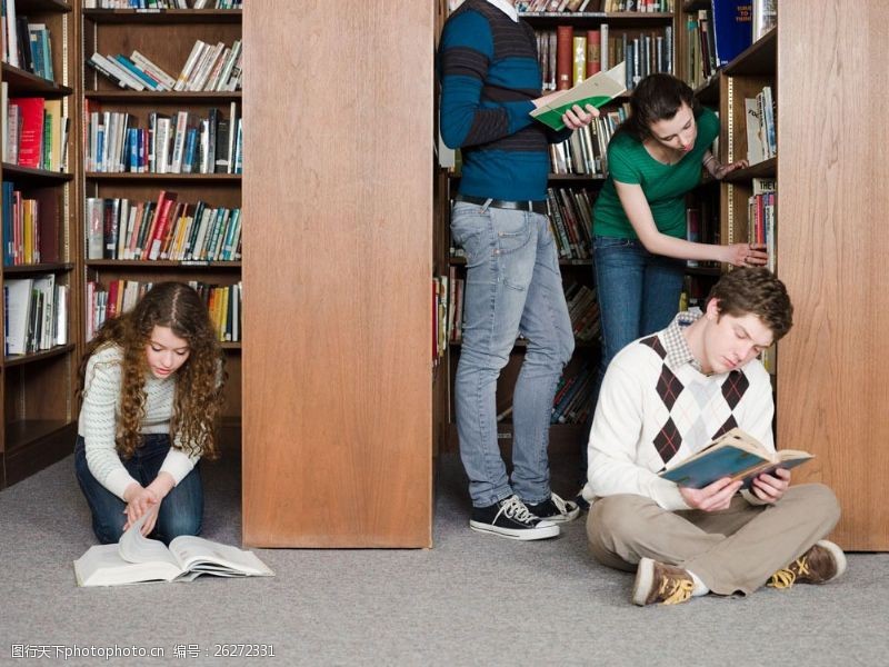 女学生图书馆看书学习的外国学生图片