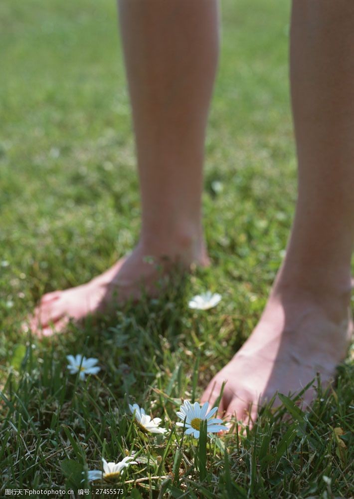 假日休闲女性赤脚站立在草地上的女人图片