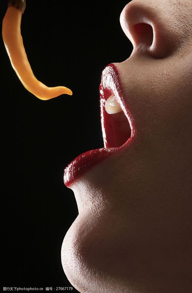 张嘴吃辣椒时的女性性感嘴唇图片