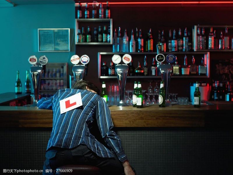 外国帅哥酒吧喝酒的男生图片