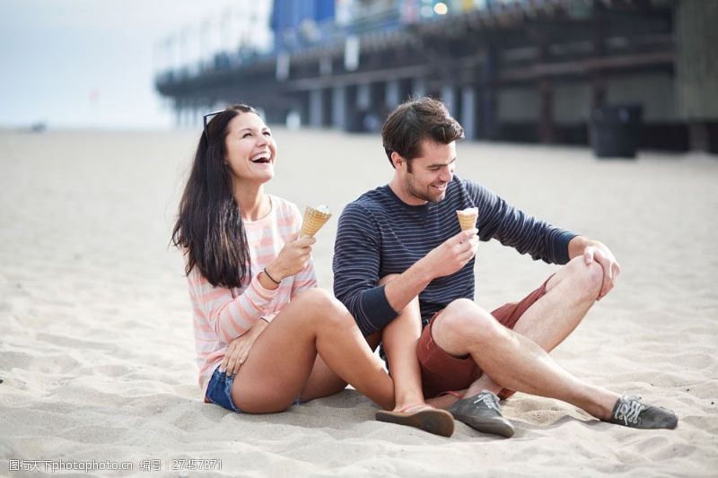 夫妻沙滩上吃冰淇淋的情侣图片