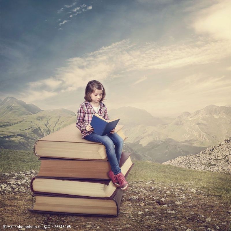 坐书本的小孩坐在书本上看书的小女孩图片