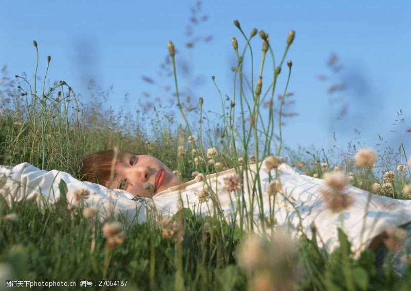 平躺美女美女平躺在花草中图片