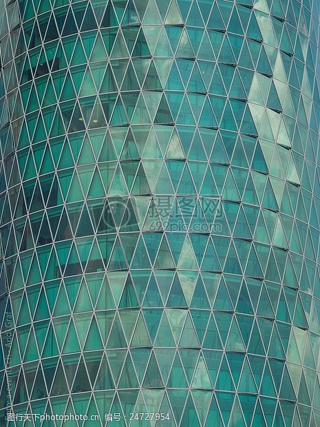 美丽的蓝天三角形玻璃制的建筑