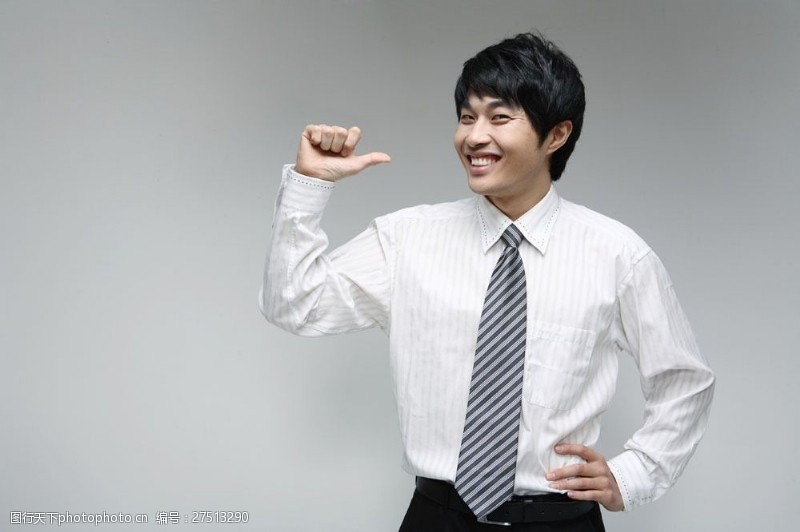 成功男士竖大拇指微笑的商务男性图片
