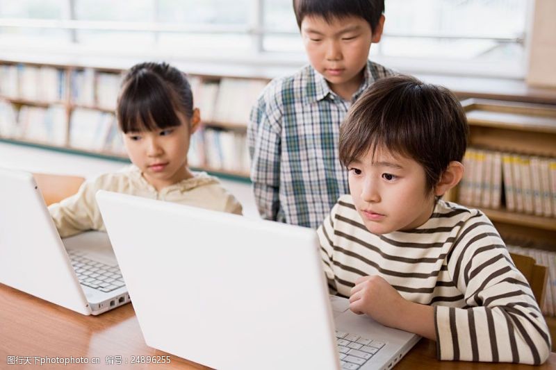 笔记本电脑学习的孩子图片