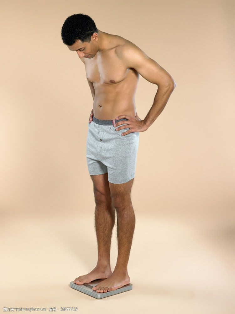 健身裤正在称体重的外国黑人男性图片
