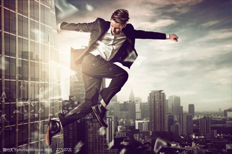 跃动的活力城市空中跳跃的商务男人图片
