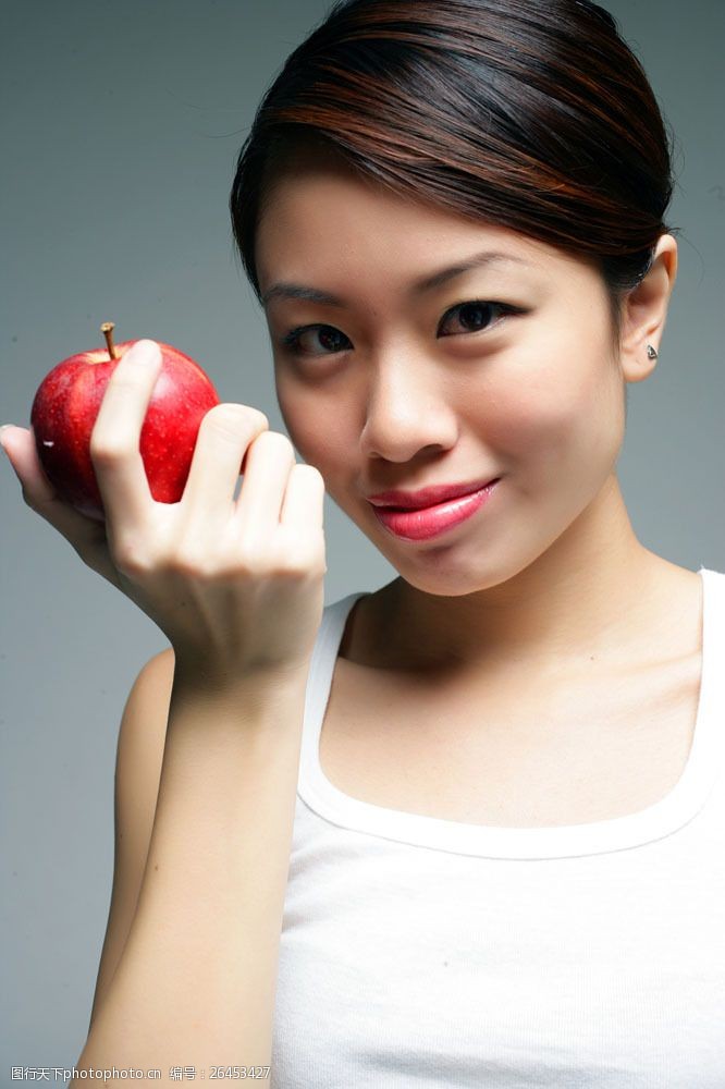 微笑吃苹果的健康美女图片