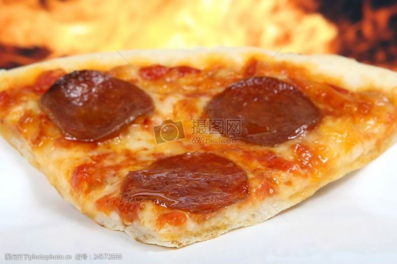 传统的美国意大利奶酪和意大利辣香肠比萨饼
