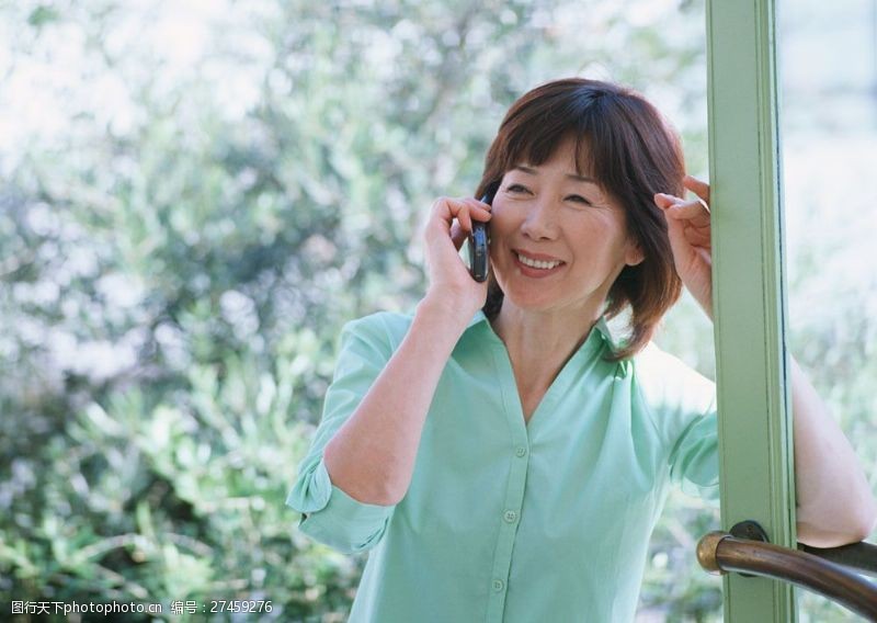 女性健康生活打电话的老年妇女图片