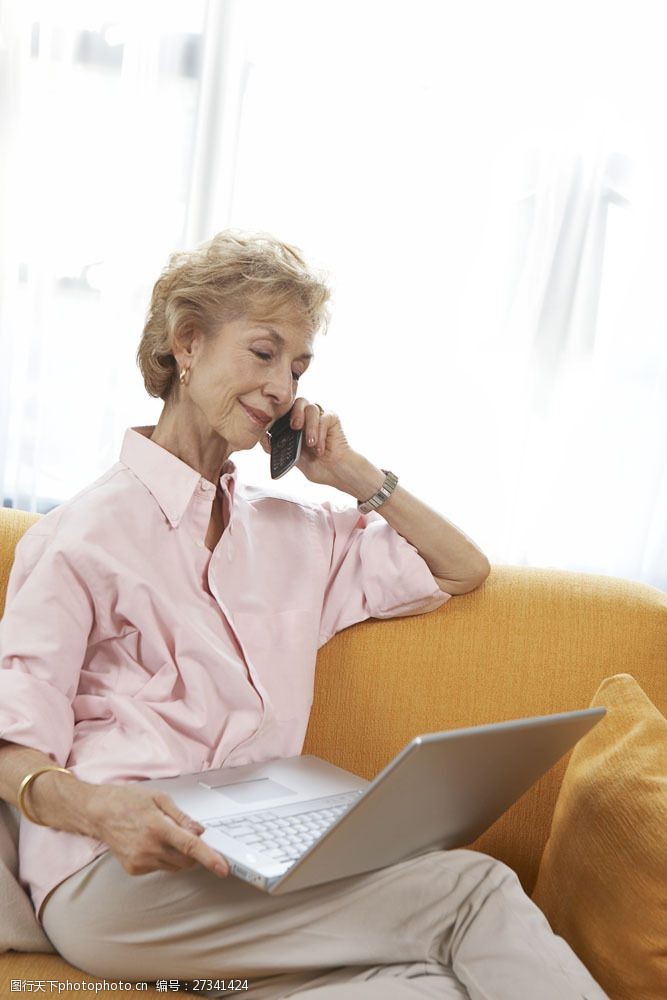 女性健康生活打电话玩电脑的健康老人图片