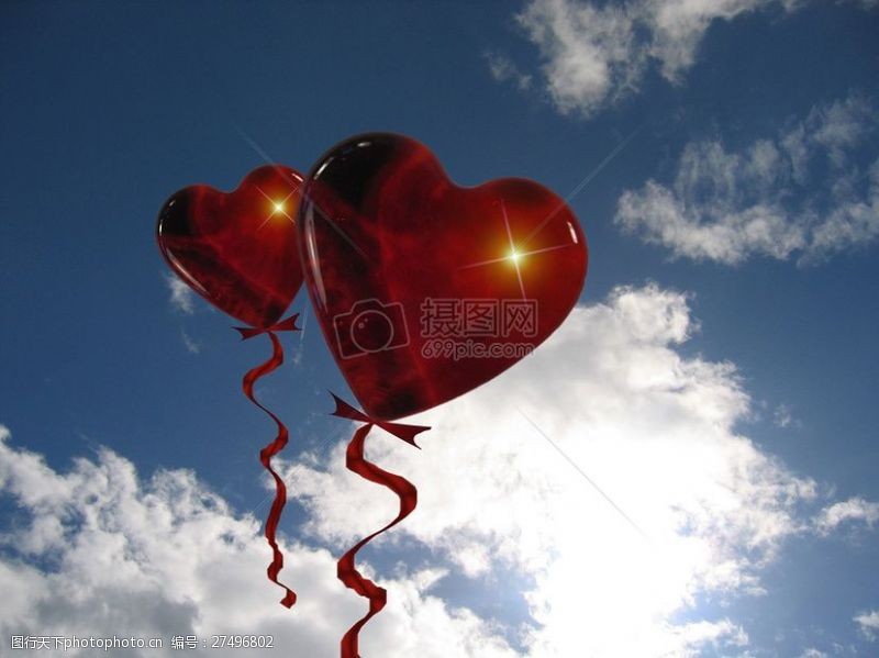 气候飘在空中的红心气球